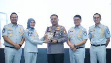 Penyerahan kenang-kenangan oleh Jasa Raharja dalam rangka penandatanganan Perjanjian Kerja Sama (PKS) dengan Korps Lalu Lintas (Korlantas) Polri 