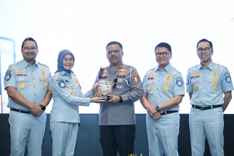 Penyerahan kenang-kenangan oleh Jasa Raharja dalam rangka penandatanganan Perjanjian Kerja Sama (PKS) dengan Korps Lalu Lintas (Korlantas) Polri 