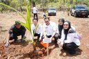 Kantor Imigrasi Kelas II TPI Parepare, beserta jajarannya mengikuti program penanaman pohon kelapa secara serentak di seluruh Indonesia