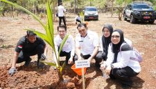 Kantor Imigrasi Kelas II TPI Parepare, beserta jajarannya mengikuti program penanaman pohon kelapa secara serentak di seluruh Indonesia