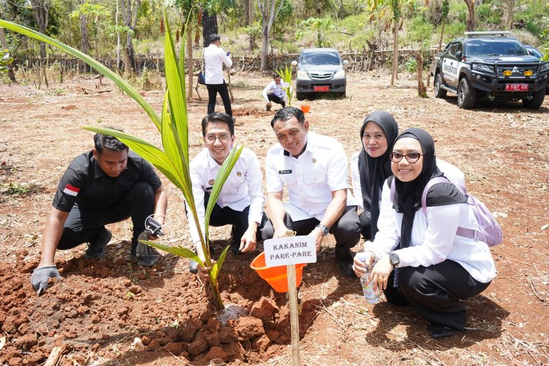 Kantor Imigrasi Kelas II TPI Parepare, beserta jajarannya mengikuti program penanaman pohon kelapa secara serentak di seluruh Indonesia