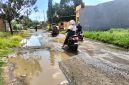 Kondisi jalan di perkampungan Tegal kota Parepare, yang semakin parah