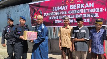 Batalyon B Pelopor Sat Brimob Polda Sulsel Kompol Dr. Ramli,S, menyerahkan bantuan paket kepada dua panti asushan di kota Parepare, sebagai rangkaian memperingati Hari Ulang Tahun Pelopor ke-66, Batalyon B Pelopor Satuan Brimob Polda Sulawesi Selatan menggelar kegiatan sosial bertajuk Jumat Berkah