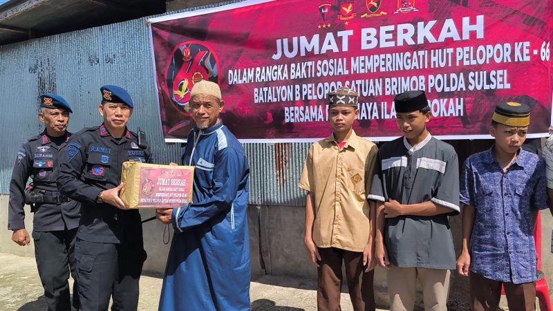 Batalyon B Pelopor Sat Brimob Polda Sulsel Kompol Dr. Ramli,S, menyerahkan bantuan paket kepada dua panti asushan di kota Parepare, sebagai rangkaian memperingati Hari Ulang Tahun Pelopor ke-66, Batalyon B Pelopor Satuan Brimob Polda Sulawesi Selatan menggelar kegiatan sosial bertajuk Jumat Berkah