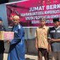 Batalyon B Pelopor Sat Brimob Polda Sulsel Kompol Dr. Ramli,S, menyerahkan bantuan paket kepada dua panti asushan di kota Parepare, sebagai rangkaian memperingati Hari Ulang Tahun Pelopor ke-66, Batalyon B Pelopor Satuan Brimob Polda Sulawesi Selatan menggelar kegiatan sosial bertajuk Jumat Berkah
