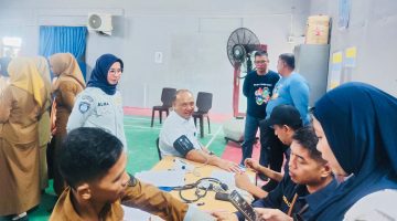 Kepala kantor Jasa Raharja cabang Parepare, Almaida Djumed memantau langsung kegiatan pemeriksaan kesehatan gratis yang dihadirkan PT Jasa Raharja Cabang Parepare di kantor KSOP Parepare, dalam rangka peringati Harhubnas 2025