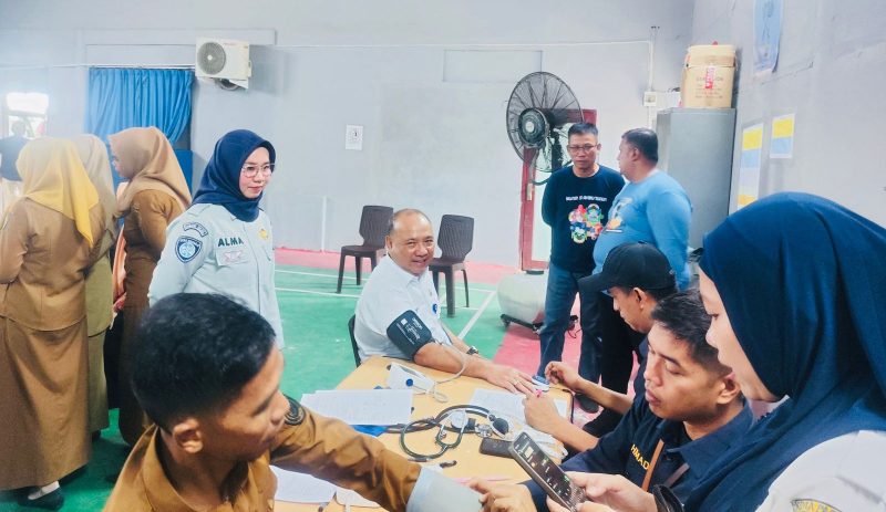 Kepala kantor Jasa Raharja cabang Parepare, Almaida Djumed memantau langsung kegiatan pemeriksaan kesehatan gratis yang dihadirkan PT Jasa Raharja Cabang Parepare di kantor KSOP Parepare, dalam rangka peringati Harhubnas 2025