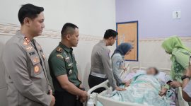 Jasa raharja bersama TNI-Polri setempat mengunjungi korban kecelakaan bus di Porbolinggo Jawa Timur