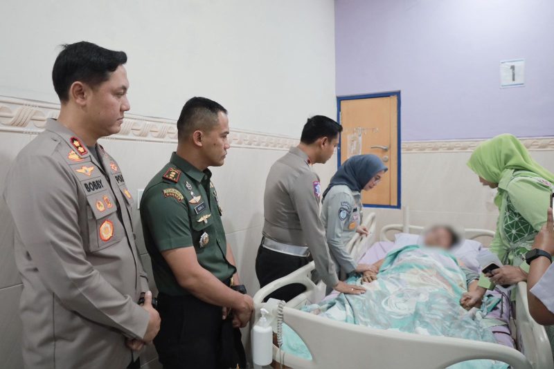 Jasa raharja bersama TNI-Polri setempat mengunjungi korban kecelakaan bus di Porbolinggo Jawa Timur