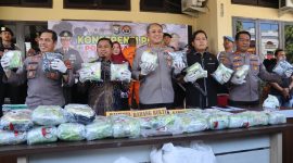 Kapolres Akbp. Indra Waspada Yuda, bersama dengan Walli kota Tasming Hamid dan Kasat Resnarkoba, KapolsekKPN memperlihatkan barang bukti Sabu-sabu yang berhasil digagalkan Polsek  KPN Polres Parepare