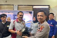 Kasar Lantas Polres Parepare memerikan helm ber SNI kepada peserta sosialisasi keselamatan transportasi di Kantor Samsat Kota Parepare