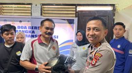 Kasar Lantas Polres Parepare memerikan helm ber SNI kepada peserta sosialisasi keselamatan transportasi di Kantor Samsat Kota Parepare