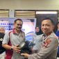 Kasar Lantas Polres Parepare memerikan helm ber SNI kepada peserta sosialisasi keselamatan transportasi di Kantor Samsat Kota Parepare