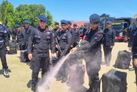 Komandan Batalyon B Pelopor Satuan Brimob Polda Sulsel Kompol Ramli , saat melakukan pengecekan pasukan untuk kesiapan pengamanan jelang laga kandang PSM Makassar Vs Persija Jakarta di stadion Bj Habibie Parepare