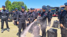 Komandan Batalyon B Pelopor Satuan Brimob Polda Sulsel Kompol Ramli , saat melakukan pengecekan pasukan untuk kesiapan pengamanan jelang laga kandang PSM Makassar Vs Persija Jakarta di stadion Bj Habibie Parepare