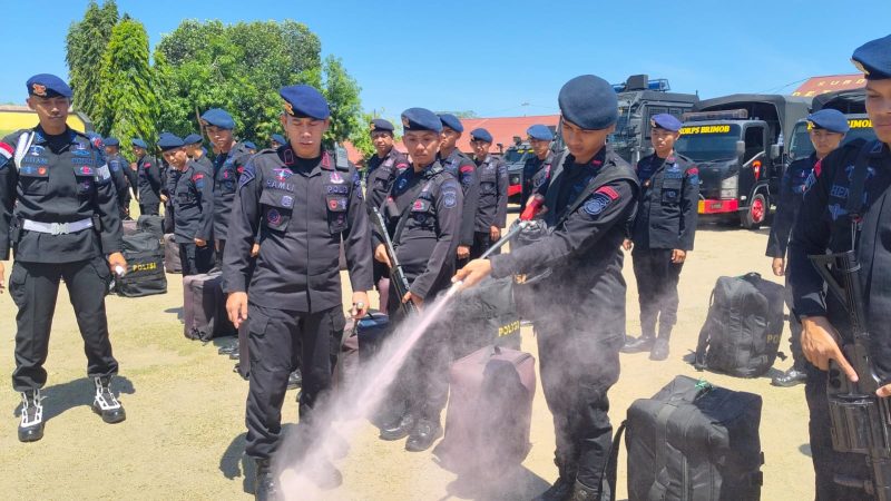 Komandan Batalyon B Pelopor Satuan Brimob Polda Sulsel Kompol Ramli , saat melakukan pengecekan pasukan untuk kesiapan pengamanan jelang laga kandang PSM Makassar Vs Persija Jakarta di stadion Bj Habibie Parepare