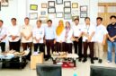 Foto bersama Asisten II Setdako Parepare, A Ardian Asyraq bersama jajaran manajemen Perusahaan Umum Daerah Air Minum (PAM) Tirta Karajae melakukan konsultasi ke Badan Pengawasan Keuangan dan Pembangunan (BPKP) di Makassar, dan benchmarking atau studi banding ke Perumda Air Minum Tirta Jenneberang di Gowa