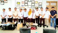 Foto bersama Asisten II Setdako Parepare, A Ardian Asyraq bersama jajaran manajemen Perusahaan Umum Daerah Air Minum (PAM) Tirta Karajae melakukan konsultasi ke Badan Pengawasan Keuangan dan Pembangunan (BPKP) di Makassar, dan benchmarking atau studi banding ke Perumda Air Minum Tirta Jenneberang di Gowa