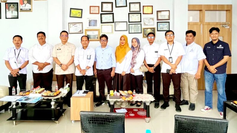 Foto bersama Asisten II Setdako Parepare, A Ardian Asyraq bersama jajaran manajemen Perusahaan Umum Daerah Air Minum (PAM) Tirta Karajae melakukan konsultasi ke Badan Pengawasan Keuangan dan Pembangunan (BPKP) di Makassar, dan benchmarking atau studi banding ke Perumda Air Minum Tirta Jenneberang di Gowa