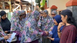Anggota KP Asmaul Husna menyerahkan bantuan tunai kepada korban kebakaran di Jl, Reformasi kota Parepare.