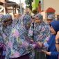 Anggota KP Asmaul Husna menyerahkan bantuan tunai kepada korban kebakaran di Jl, Reformasi kota Parepare.