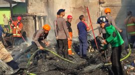 Tim Search and Rescue (SAR) Batalyon B Pelopor Satuan Brimob Polda Sulawesi selatan, sedang membantu warga dan petugas Damkar Parepare untuk memadamkan api