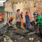 Tim Search and Rescue (SAR) Batalyon B Pelopor Satuan Brimob Polda Sulawesi selatan, sedang membantu warga dan petugas Damkar Parepare untuk memadamkan api