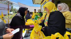 Dewan Pengurus Daerah (DPD) Partai Golkar Kota Parepare, Sulawesi selatan, Hj. Erna Rasyid Taufan, saat menyerahkan beras kepada warga