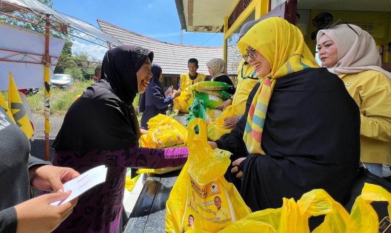 Dewan Pengurus Daerah (DPD) Partai Golkar Kota Parepare, Sulawesi selatan, Hj. Erna Rasyid Taufan, saat menyerahkan beras kepada warga