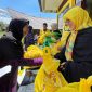Dewan Pengurus Daerah (DPD) Partai Golkar Kota Parepare, Sulawesi selatan, Hj. Erna Rasyid Taufan, saat menyerahkan beras kepada warga