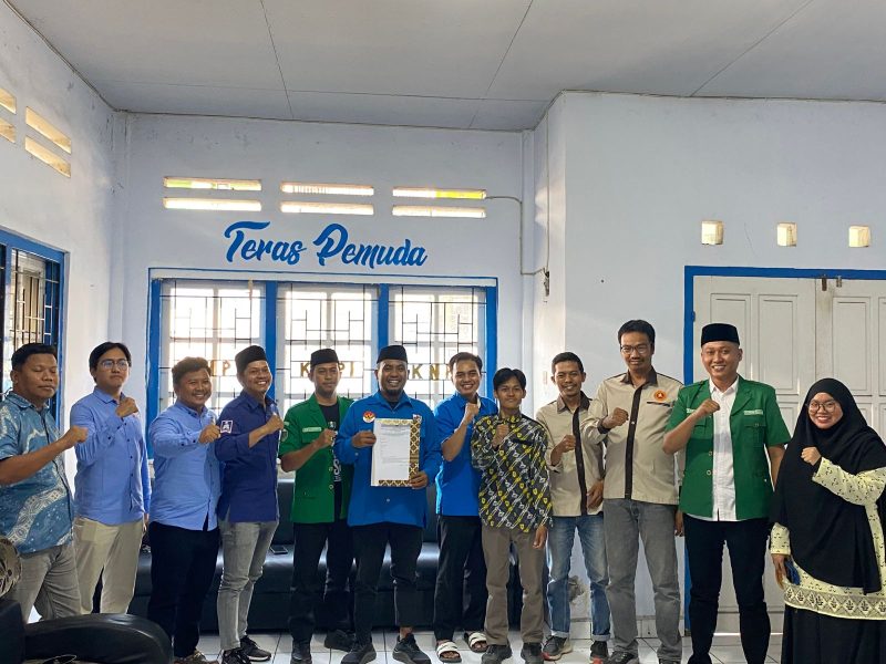 Foto bersama Bakal Calon (BALON) ketua DPD KNPI Parepare, Rasmin rajab, usai melakukan pendaftaran calon ketua