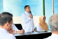 Wali Kota Parepare, Sulawesi Selatan, Tasming Hamid, memberikan sambutan saat melakukan kunjungan ke kantor Perusahaan Air Minum (PAM) Tirta Karajae, Rabu, 8 Oktober 2025