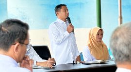 Wali Kota Parepare, Sulawesi Selatan, Tasming Hamid, memberikan sambutan saat melakukan kunjungan ke kantor Perusahaan Air Minum (PAM) Tirta Karajae, Rabu, 8 Oktober 2025