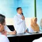 Wali Kota Parepare, Sulawesi Selatan, Tasming Hamid, memberikan sambutan saat melakukan kunjungan ke kantor Perusahaan Air Minum (PAM) Tirta Karajae, Rabu, 8 Oktober 2025