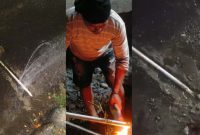 Salah satu petugas PAM Tirta Karajae Parepare, sedang membenahi pipa bocor di Jl. Mattirotasi kota Parepare, menindak lanjuti laporan Masyarakat