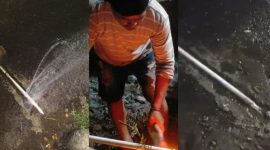 Salah satu petugas PAM Tirta Karajae Parepare, sedang membenahi pipa bocor di Jl. Mattirotasi kota Parepare, menindak lanjuti laporan Masyarakat