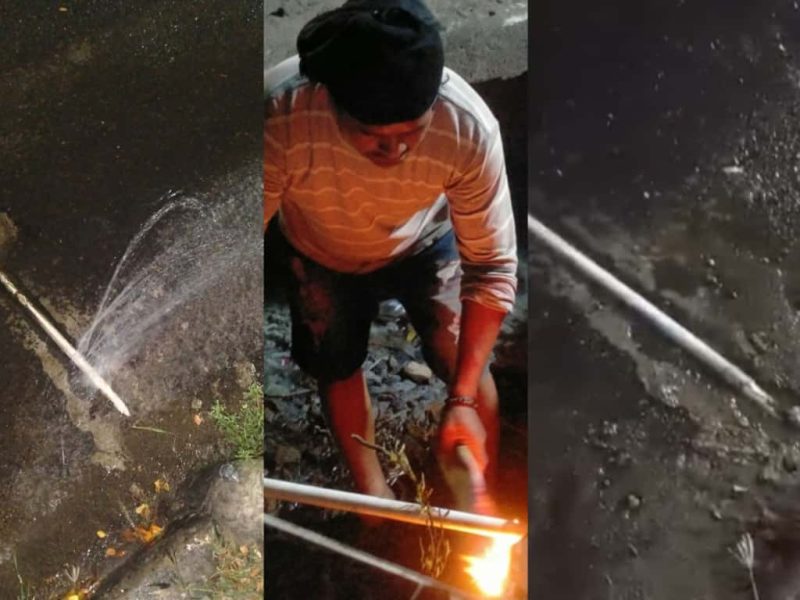 Salah satu petugas PAM Tirta Karajae Parepare, sedang membenahi pipa bocor di Jl. Mattirotasi kota Parepare, menindak lanjuti laporan Masyarakat