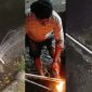 Salah satu petugas PAM Tirta Karajae Parepare, sedang membenahi pipa bocor di Jl. Mattirotasi kota Parepare, menindak lanjuti laporan Masyarakat