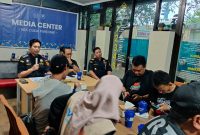 Kepala (KPPBC Type Madia Pabean C Parepare, Sulawesi selatan, Dawny Marbagio saa memberikan penjelasan dalam Coffee Morning bersama awak media di media center KPPBC Parepare