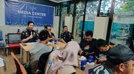 Kepala (KPPBC Type Madia Pabean C Parepare, Sulawesi selatan, Dawny Marbagio saa memberikan penjelasan dalam Coffee Morning bersama awak media di media center KPPBC Parepare