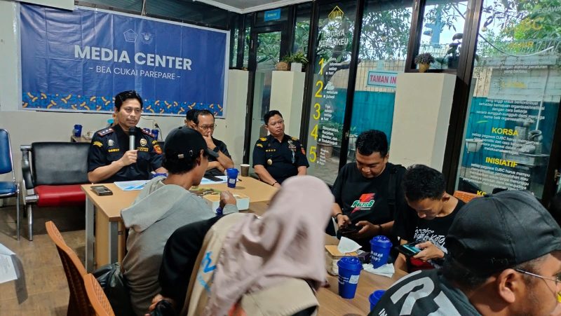 Kepala (KPPBC Type Madia Pabean C Parepare, Sulawesi selatan, Dawny Marbagio saa memberikan penjelasan dalam Coffee Morning bersama awak media di media center KPPBC Parepare