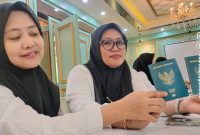 Kepala sub seksi informasi dan komunikasi Imigrasi kelas II TPI Parepare, Eva, menunjuk jenis e-paspor yang memiliki chip