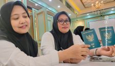Kepala sub seksi informasi dan komunikasi Imigrasi kelas II TPI Parepare, Eva, menunjuk jenis e-paspor yang memiliki chip