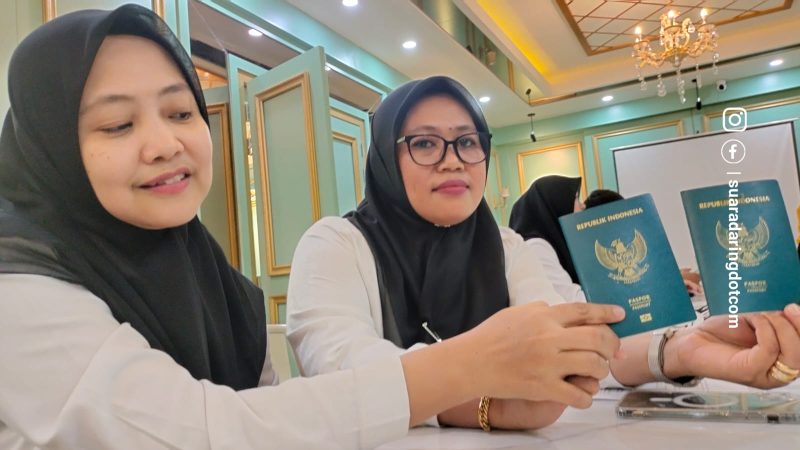 Kepala sub seksi informasi dan komunikasi Imigrasi kelas II TPI Parepare, Eva, menunjuk jenis e-paspor yang memiliki chip