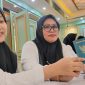 Kepala sub seksi informasi dan komunikasi Imigrasi kelas II TPI Parepare, Eva, menunjuk jenis e-paspor yang memiliki chip