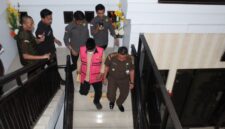Tersangka inisial HM megenakan rompi berwarna pink terlihat menuruni anak tangga dengan pengawalan ketat dari pihak Kejari Parepare, usai menjalani pemeriksaan 