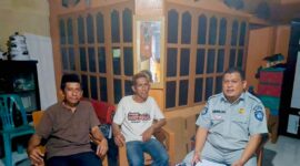Amirullah, salah satu petugas Jasa Raharja wilayah Pinrang mendatangi rumah kerabat korban selaku ahli waris keluarga korban kecelakaan lalu lintas 