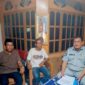 Amirullah, salah satu petugas Jasa Raharja wilayah Pinrang mendatangi rumah kerabat korban selaku ahli waris keluarga korban kecelakaan lalu lintas 