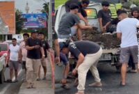 Sappe bersama dengan anak muda sekitar sedang menambal jalan jembatan Sumpang Minangae yang berlubang
