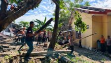 Personel Tim SAR Batalyon B Pelopor Satuan Brimob Polda Sulsel, saat melakukan evakuasi pohon tumbang